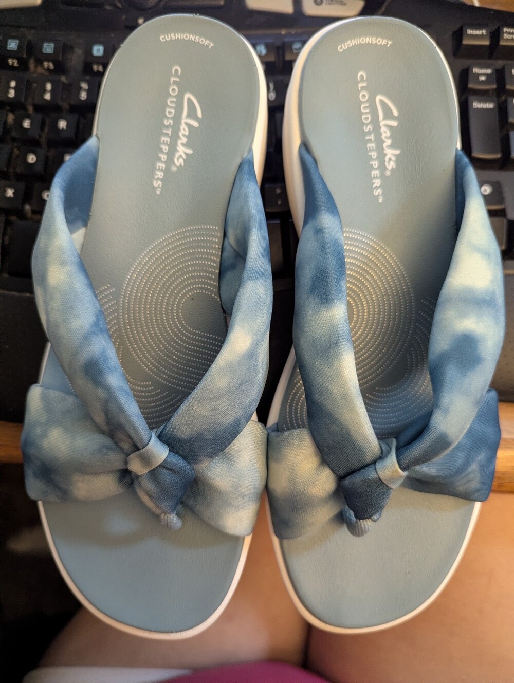 Nwot Clarks Cloudsteppers Teal Tie dye Cushion soft Wedge Flip Flops Sz 7